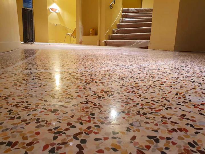Nous fusionnons l'art et la technique pour créer des sols uniques en terrazzo.