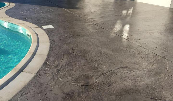 Nous créons des sols esthétiques et fonctionnels grâce au béton décoratif.